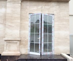 Cửa đi 2 cánh có nan trang trí